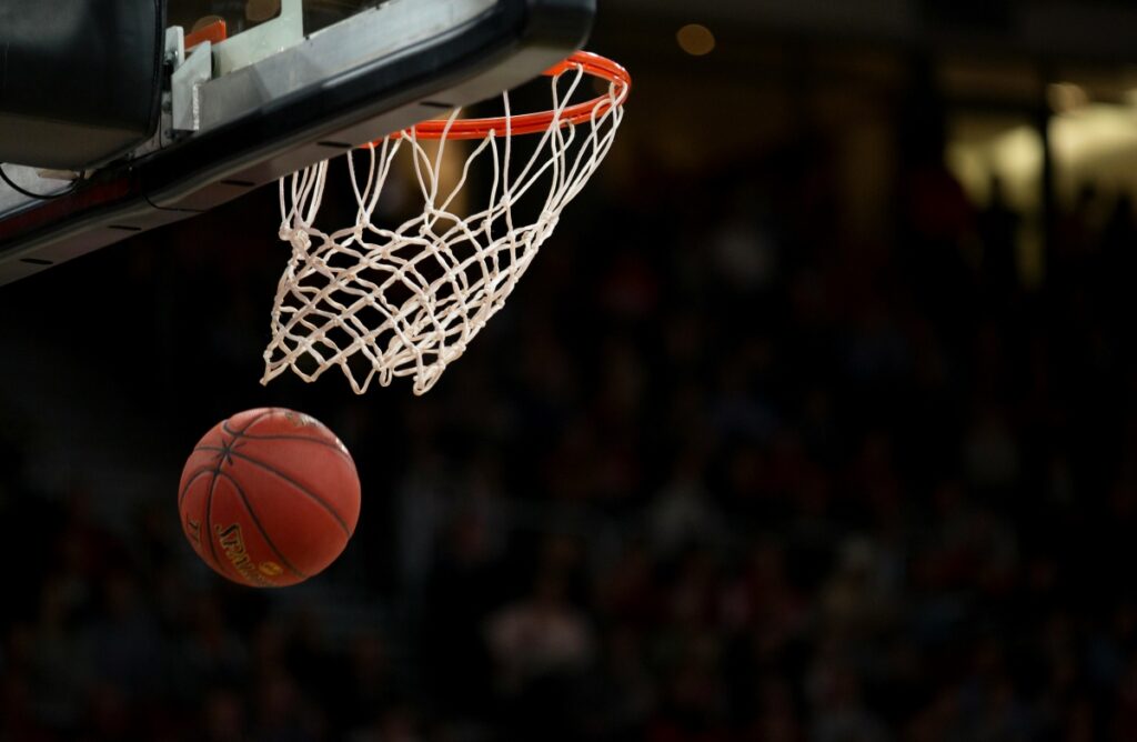 Η Κυβέρνηση ανέβαλε τον 3ο τελικό της Basket League και απειλεί με οριστική διακοπή αν δεν υπάρξουν δεσμεύσεις από Ολυμπιακό και Παναθηναϊκό.