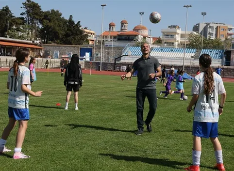Ο Άγγελος Μπασινάς στην Αλεξανδρούπολη για το FIFA Women’s Football Campaign