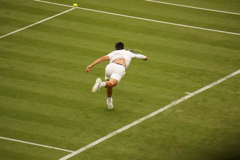 Wimbledon 2025 – ATP: Αποκλεισμοί-σοκ στον πρώτο γύρο για Ζβέρεφ και Μεντβέντεφ, με μάχες προκρίθηκαν Τζόκοβιτς και Αλκαράζ