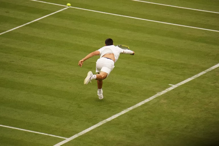 Wimbledon 2025 – ATP: Αποκλεισμοί-σοκ στον πρώτο γύρο για Ζβέρεφ και Μεντβέντεφ, με μάχες προκρίθηκαν Τζόκοβιτς και Αλκαράζ