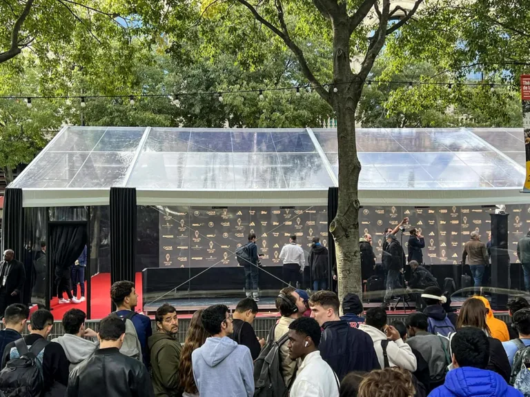 Πανζουρλισμός στο Παρίσι για το Ballon d’Or 2025: O κόσμος ξεχύθηκε στους δρόμους για Ντεμπελέ και Γιαμάλ