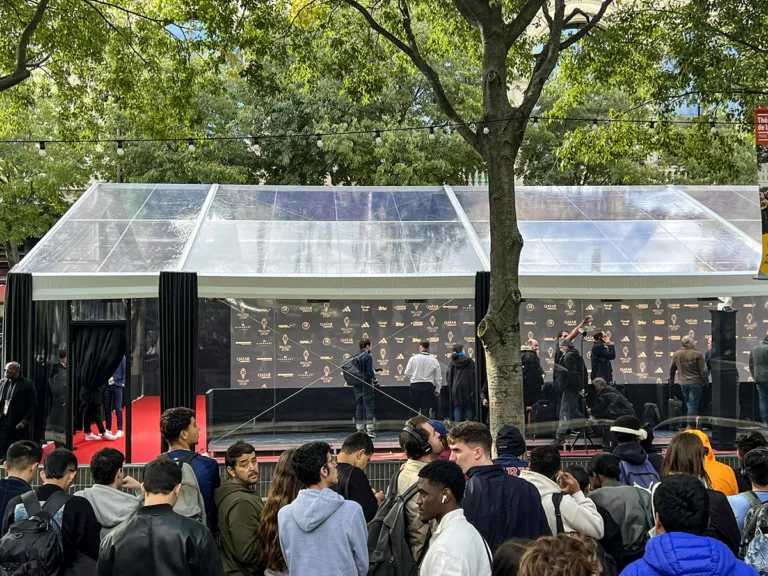 Πανζουρλισμός στο Παρίσι για το Ballon d’Or 2025: O κόσμος ξεχύθηκε στους δρόμους για Ντεμπελέ και Γιαμάλ