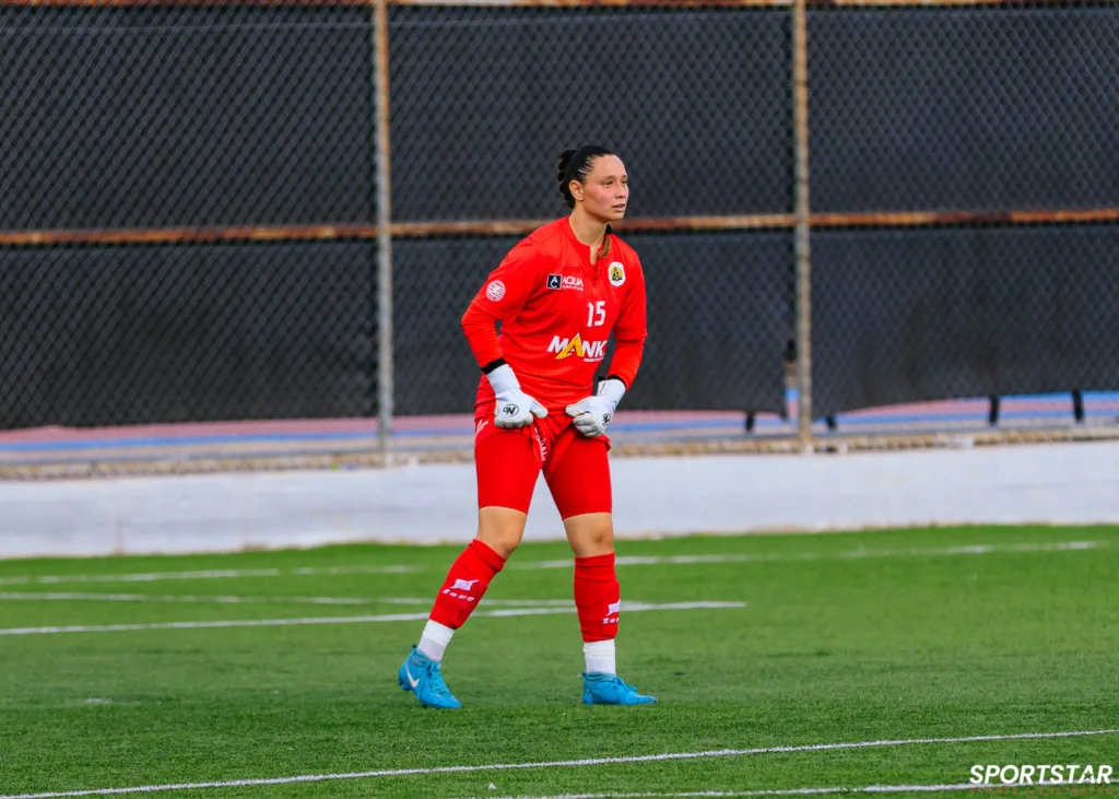 Η Χριστίνα Μαργαρίτη με τη φανέλα της ΡΕΑ, σε ματς πρωταθλήματος απέναντι στον Οδυσσέα Μοσχάτου.