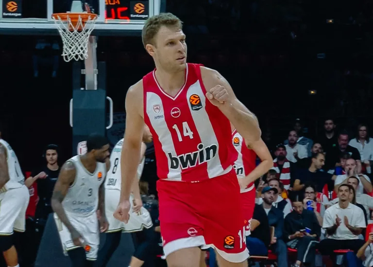 Ολυμπιακός – Ντουμπάι BC 86-67: Κυριαρχία των «ερυθρόλευκων» στο ΣΕΦ και παράσταση Βεζένκοβ