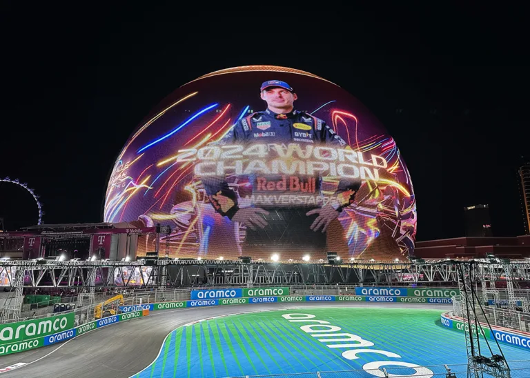 Νυχτερινή μάχη στη “λεωφόρο”: Η Φόρμουλα 1 πιάνει “φωτιά” στο Λας Βέγκας