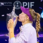 Ελένα Ριμπάκινα: Θρίαμβος επί της Σαμπαλένκα και τίτλος στο WTA Finals 2025