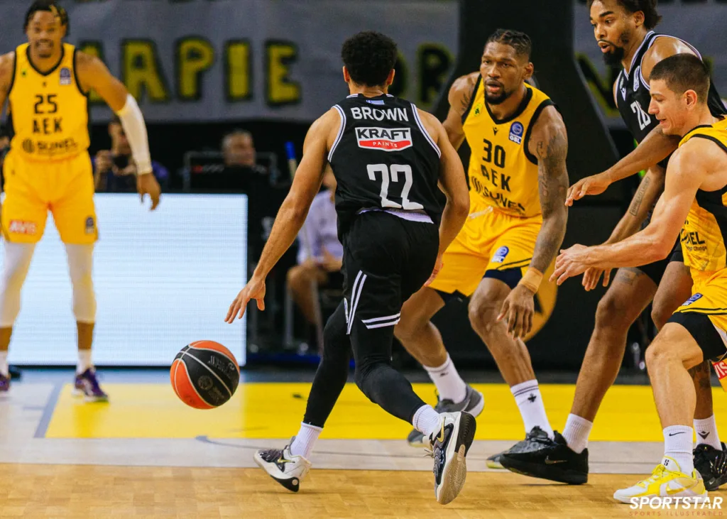 ΑΕΚ – ΠΑΟΚ 76-78: Ο Μπράουν λύτρωσε τον ΠΑΟΚ στη SUNEL Arena