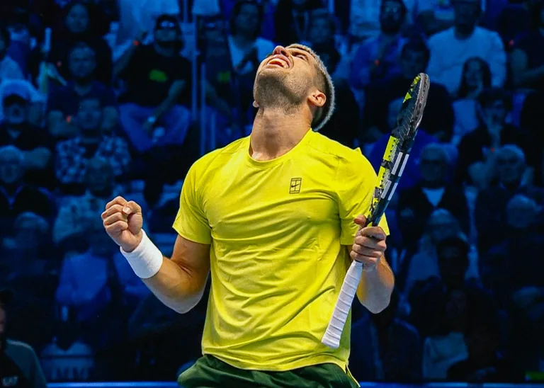 Κάρλος Αλκαράθ: Επική ανατροπή και νίκη επί του Φριτζ στα ATP Finals 2025 στο Τορίνο