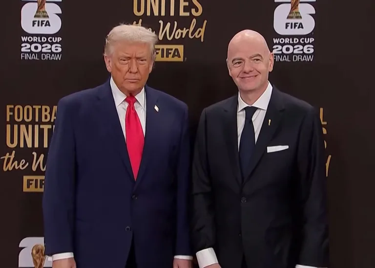 Ο Τραμπ… παίρνει την «χρυσή μπάλα» της ειρήνης από τη FIFA!