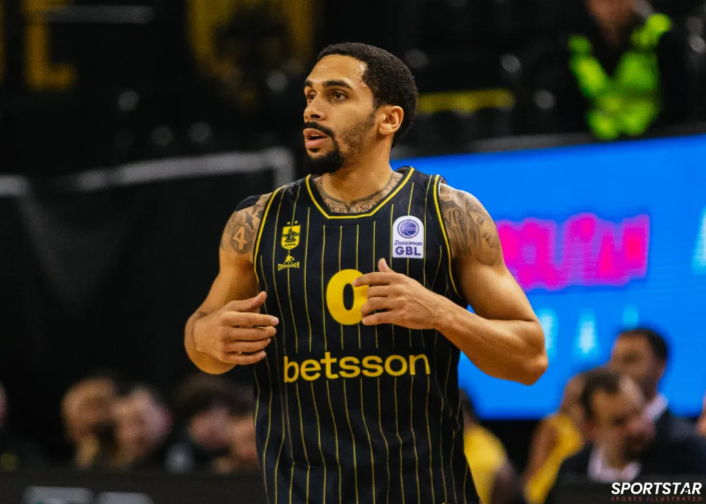 Στιγμιότυπο από τον αγώνα ΑΕΚ - Άρης για την 12η αγωνιστική της GBL στη SUNEL ARENA