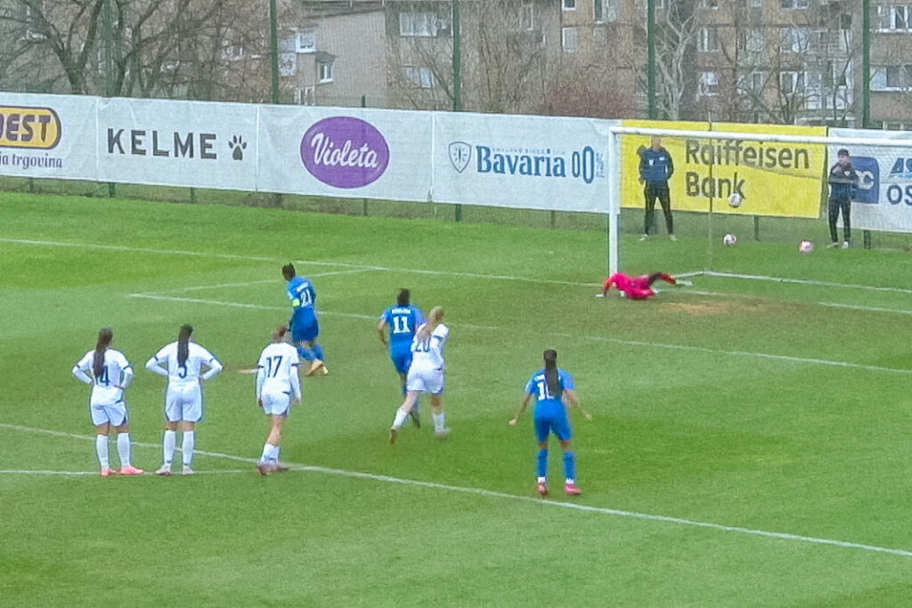 Βοσνία-Ερζεγοβίνη — Ελλάδα: 0-1 στο ημίχρονο με πέναλτι της Κόγγουλη