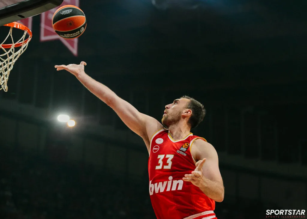 Ο Νίκολα Μιλουτίνοφ σε αγώνα της Euroleague