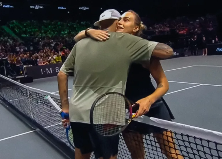 Σαμπαλένκα: Ήττα με 2-0 από τον Κύργιο στο Battle of the Sexes στο Ντουμπάι