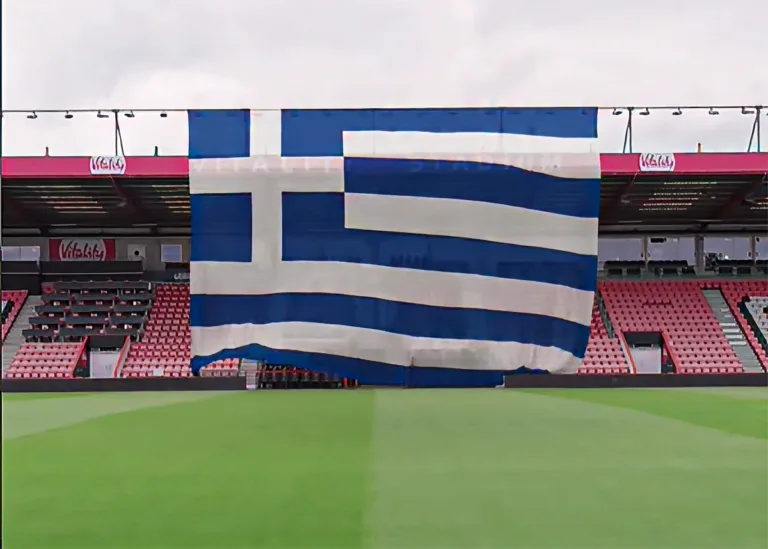 Ο Μανδάς στην Premier League: Η Μπόρνμουθ καλωσόρισε τον Έλληνα τερματοφύλακα με ελληνική σημαία στο γήπεδο της