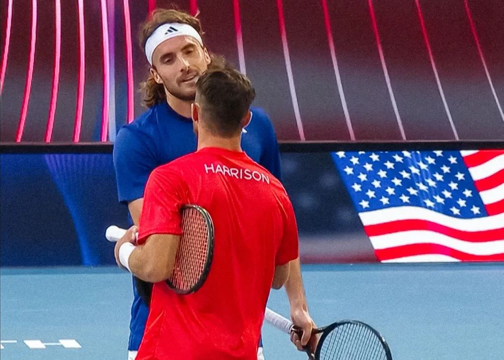 Ο Στέφανoς Τσιτσιπάς συγχαίρει τον αντίπαλο του μετά την νίκη των ΗΠΑ στο United Cup