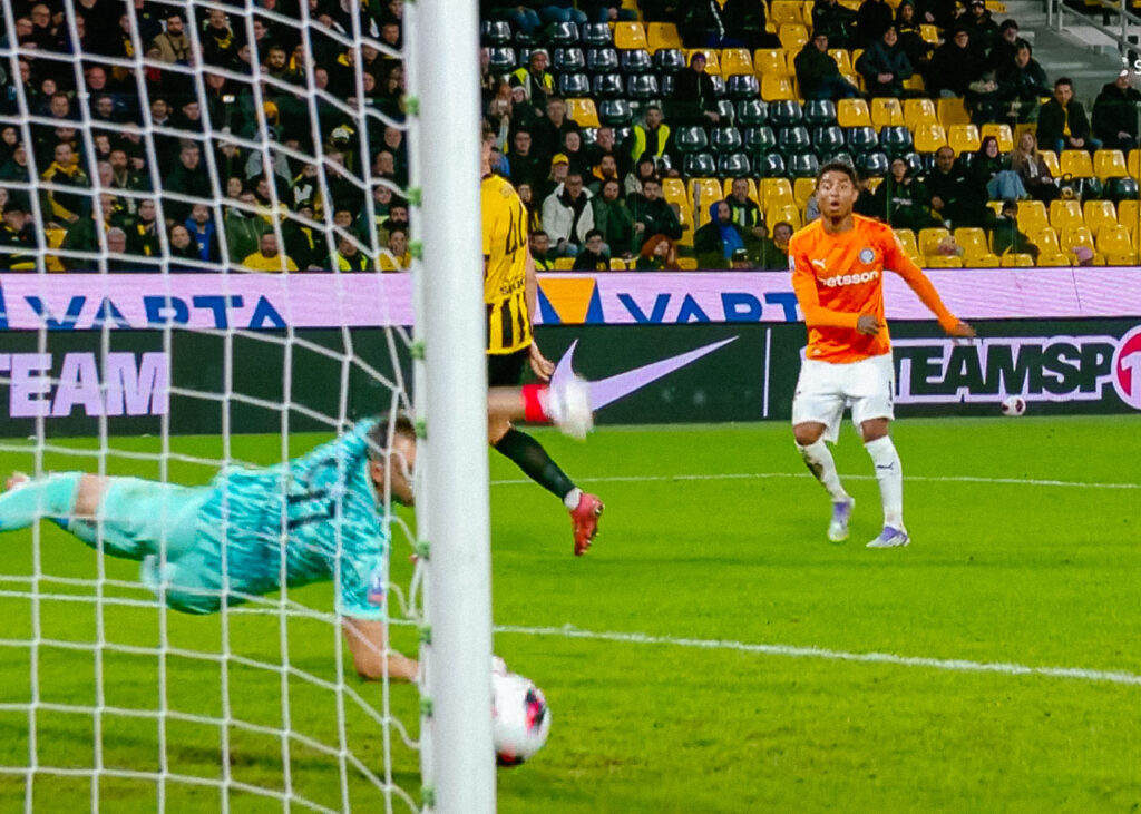 O Σαλσέδο σκοράρει για το 0-1 στον αγώνα ΑΕΚ - ΟΦΗ για το Κύπελλο Ελλάδας
