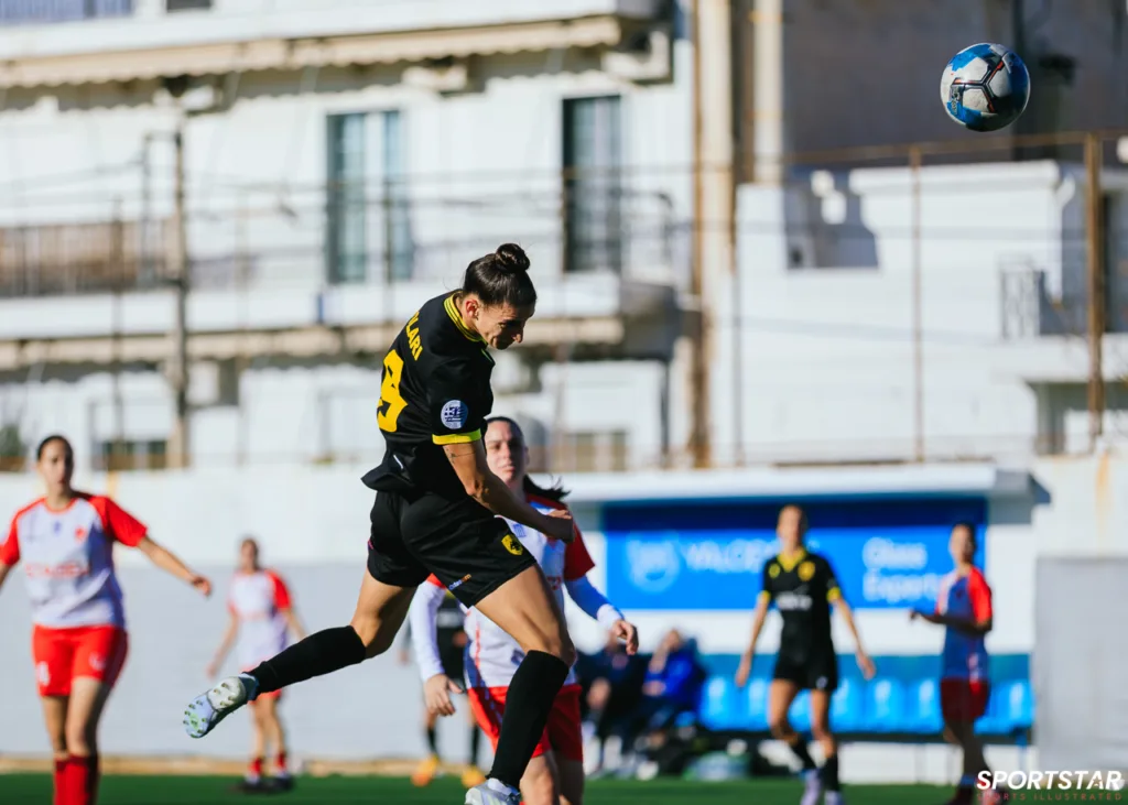 Η Βιολάρη σκοράρει με κεφαλιά για το 1-0 κόντρα στο Βόλο 2004