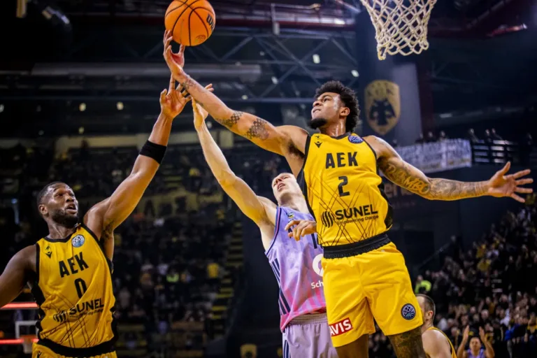 Θρίαμβος της ΑΕΚ επί της Άλμπα με εκπληκτικό  Χαραλαμπόπουλο