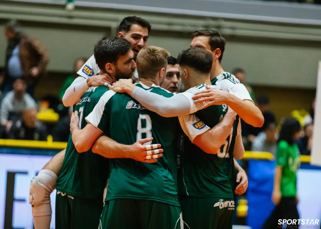 Οι παίκτες του Παναθηναϊκού πανηγυρίζουν τη νίκη τους κόντρα τον Ολυμπιακό για τη Volley League Ανδρών