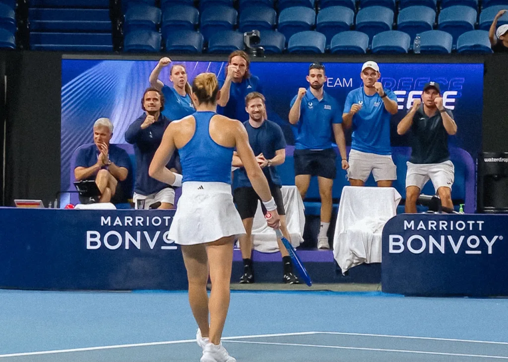 Η Ελληνική ομάδα χειροκροτεί τη Μαρία Σάκκαρη στον αγώνα κόντρα στην Έμα Ραντουκάνου