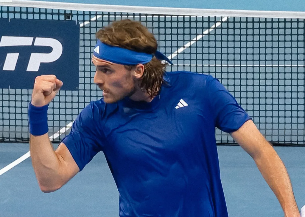 Ο Τσιτσιπάς πανηγυρίζει την κατάκτηση του 2ου σετ στον αγώνα κόντρα στον Μπίλι Χάρις