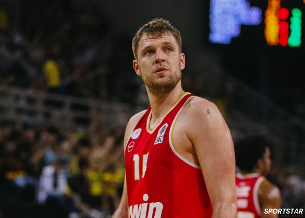 Ο Σάσα Βεζένκοφ σε αγώνα του Ολυμπιακού