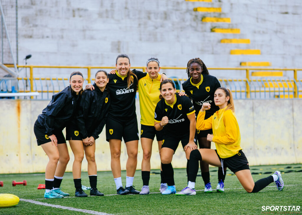ΑΕΚ – ΡΕΑ 1-0: Οι παίκτριες της Ένωσης λίγο πριν την έναρξη του αγώνα