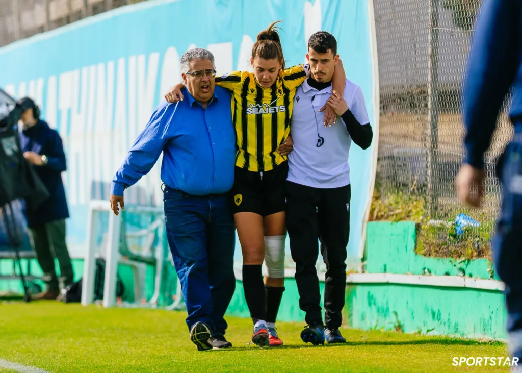 Η Ελένη Στεφάτου μετά τον τραυματισμό της στον αγώνα Παναθηναϊκός - ΑΕΚ