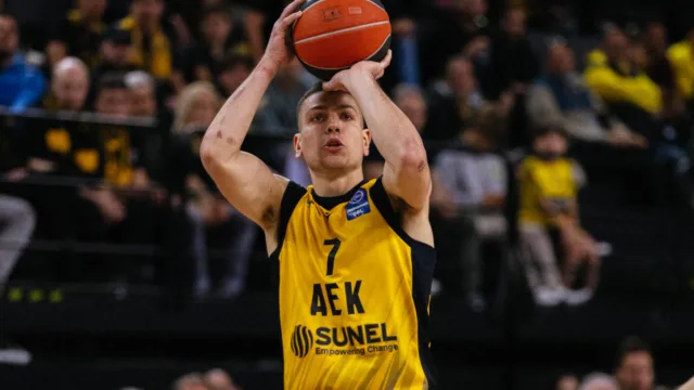 ΑΕΚ – Άρης 87-81: Νίκη αντίδρασης με… καρδιοχτύπι και προβάδισμα στη σειρά