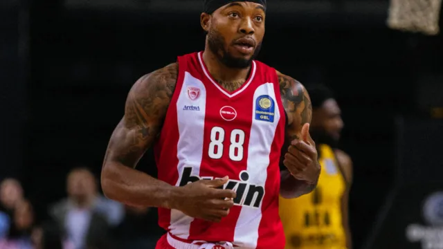 ΑΕΚ – Ολυμπιακός 84-94: Αήττητος στην κανονική διάρκεια, λύγισε την Ένωση στη SUNEL Arena