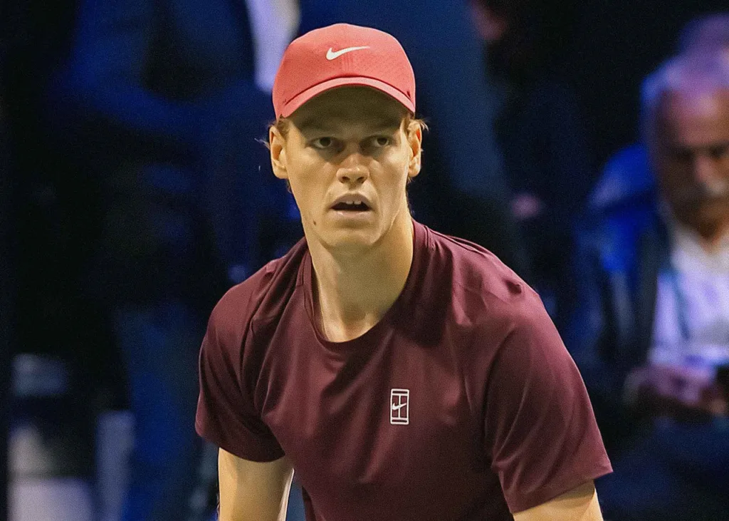 Roland Garros: Ο Σίνερ λύγισε στη ζέστη και αποκλείστηκε στον 2ο γύρο