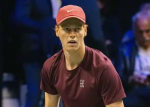Roland Garros: Ο Σίνερ λύγισε στη ζέστη και αποκλείστηκε στον 2ο γύρο