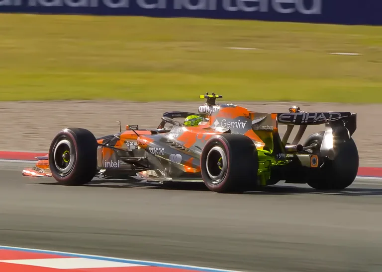 GP Βαρκελώνης: Ο Νόρις μπροστά για χιλιοστά, McLaren και Mercedes σε τροχιά σύγκρουσης