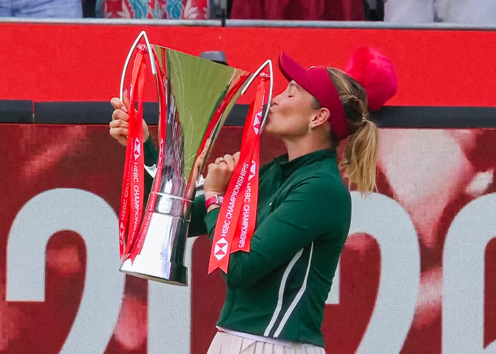 Η Ντόνα Βέλιτς με το τρόπαιο του HSBC Championships 2026