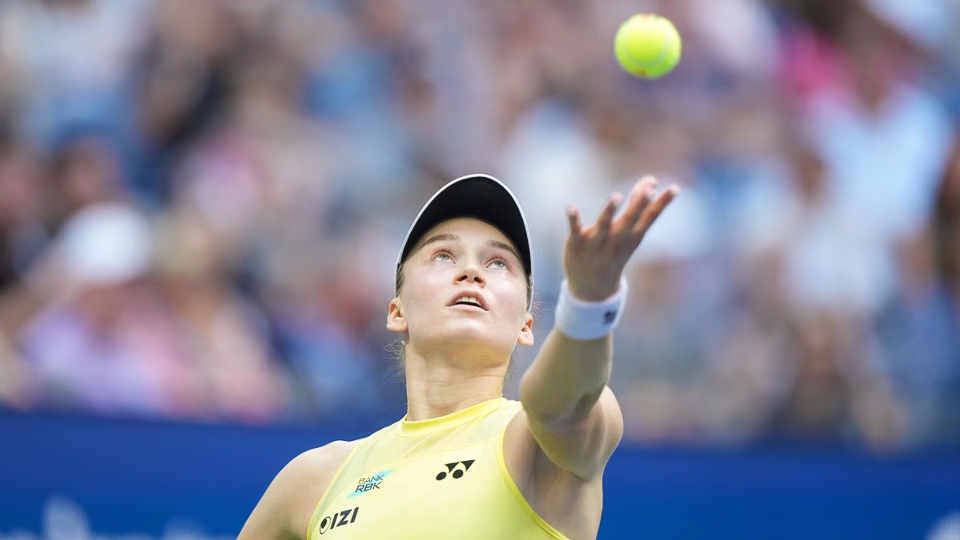 Η Έλενα Ριμπάκινα εκτελεί σερβίς στο US Open 2026