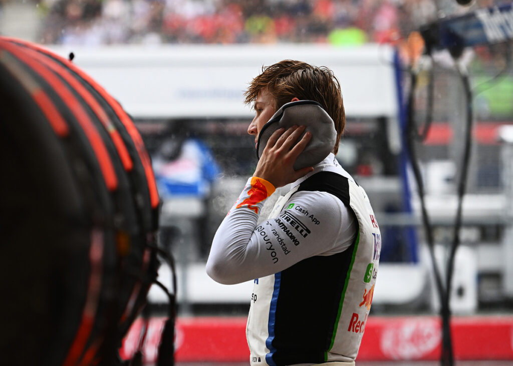 F1: Η βροχή καθυστερεί την εκκίνηση στη Sepang, ο Verstappen στην pole