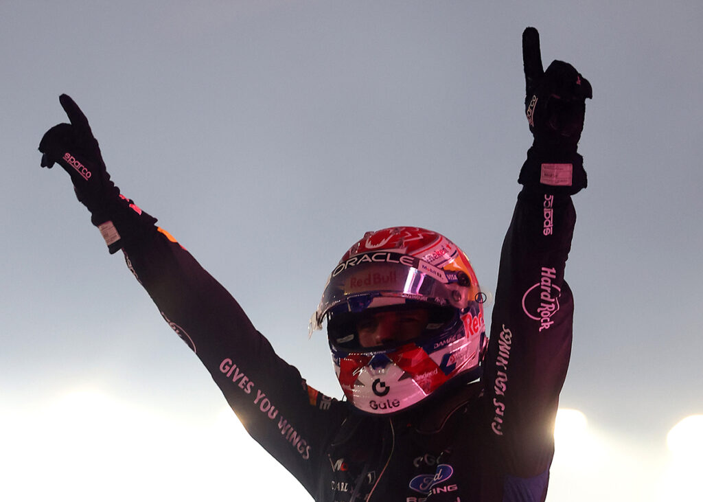 Ο Μαξ Φερστάπεν πανηγυρίζει τη νίκη του στο Grand Prix της Σιγκαπούρης