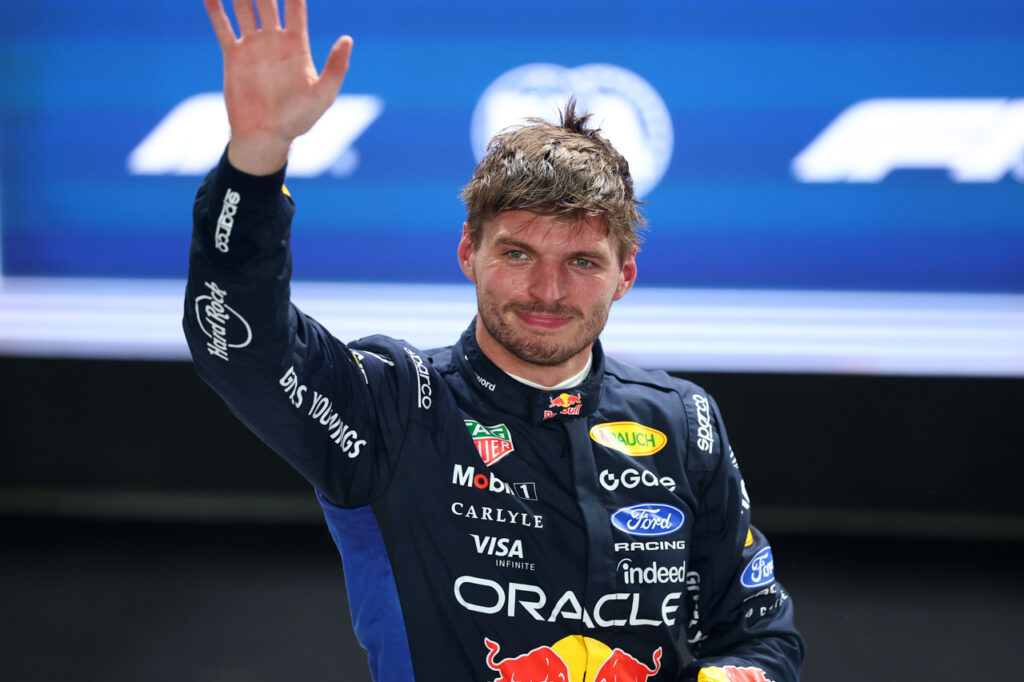 Ο Μαξ Φερστάπεν πανηγυρίζει την pole position στο Grand Prix της Σιγκαπούρης